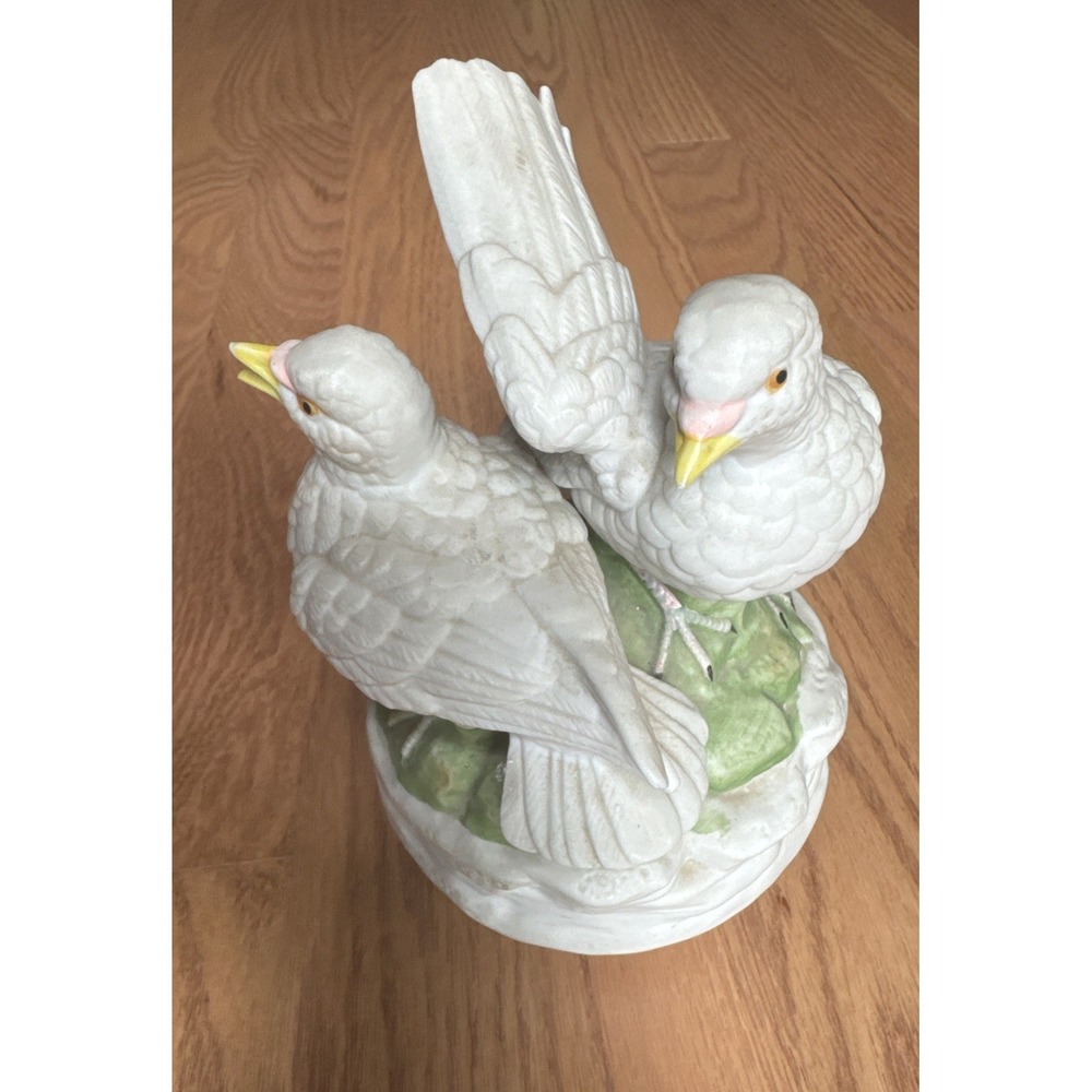 Porcelain Doves Music‎ Box Vintage Made In Japan 7 Inches Rotates WORKS